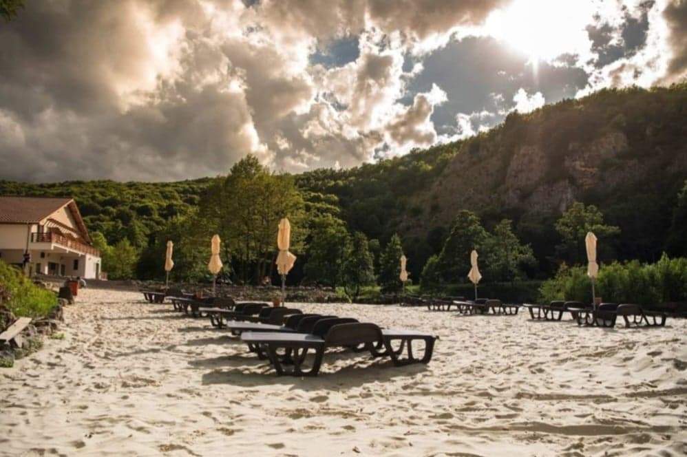 Locul din România confundat cu Thailanda. Plaja sălbatică, la mare căutare printre turiști! Ai auzit de acest loc de vis? / FOTO