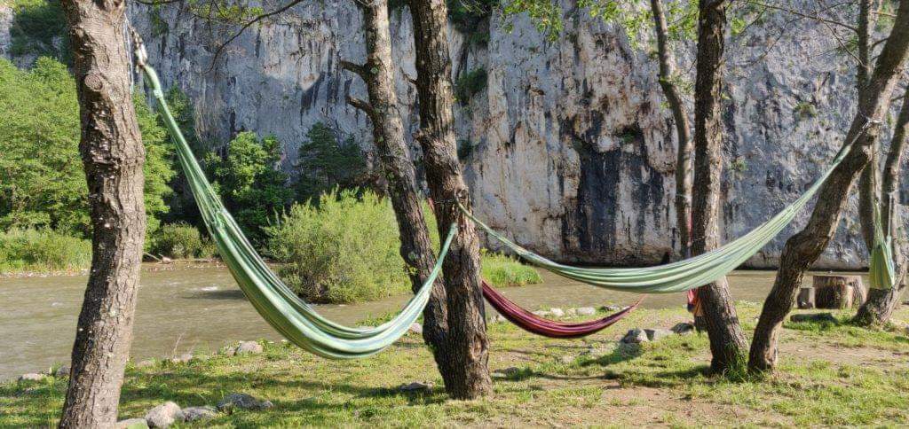 Locul din România confundat cu Thailanda. Plaja sălbatică, la mare căutare printre turiști! Ai auzit de acest loc de vis? / FOTO