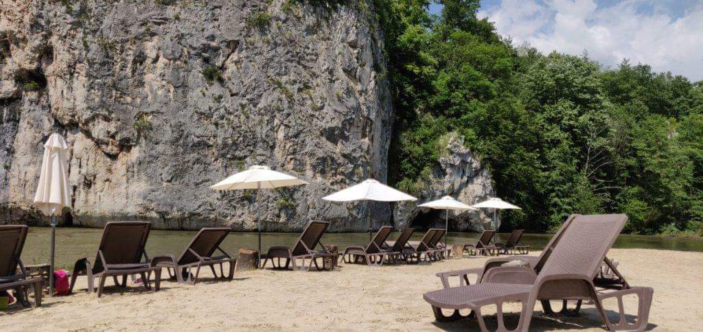 Locul din România confundat cu Thailanda. Plaja sălbatică, la mare căutare printre turiști! Ai auzit de acest loc de vis? / FOTO