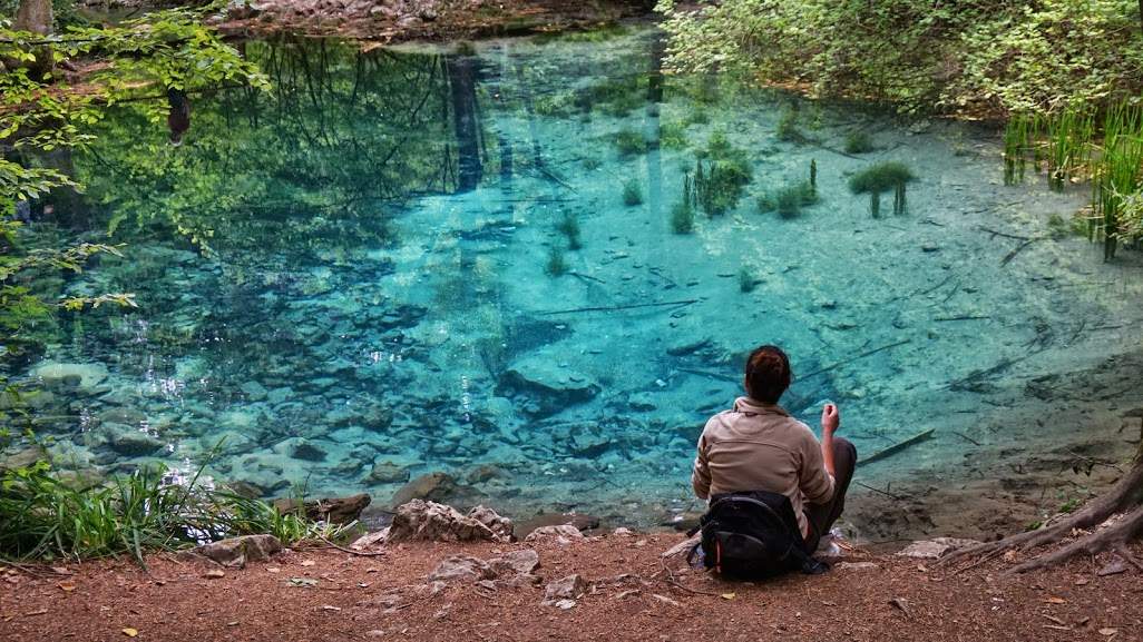 Locul din România unde găsești Ochiul Beiului, un lac unic cu ape de un turcoaz aproape ireal. Ce amenzi primești dacă te scalzi aici /FOTO