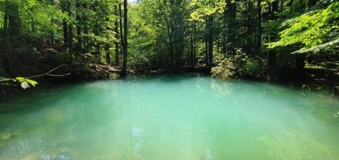 Locul din România unde găsești Ochiul Beiului, un lac unic cu ape de un turcoaz aproape ireal. Ce amenzi primești dacă te scalzi aici /FOTO
