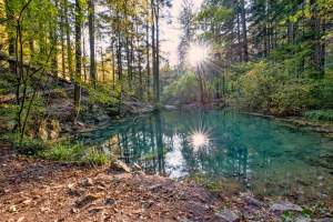 Locul din România unde găsești Ochiul Beiului, un lac unic cu ape de un turcoaz aproape ireal. Ce amenzi primești dacă te scalzi aici /FOTO