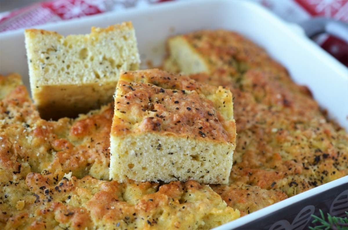 Rețeta clasică de focaccia. Pâinica italiană pe care toată lumea o adoră