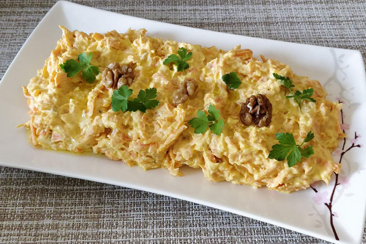 Rețetă de salată turcească cu morcov, dovlecei, iaurt și nuci. Un preparat culinar de senzație