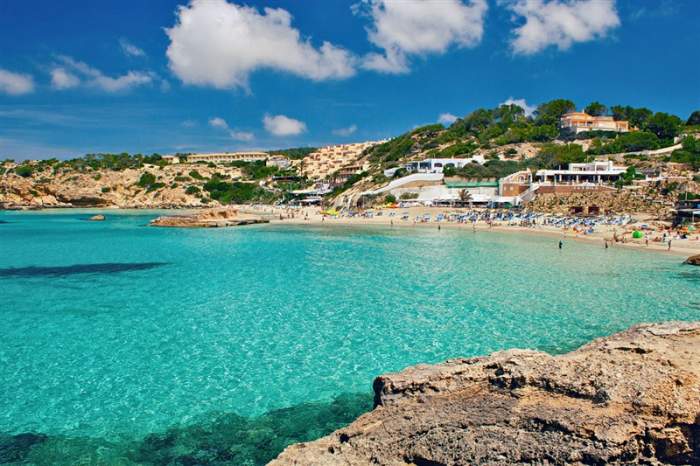 Cât costă o vacanță în Ibiza. Distracția e garantată în orașul cu cele mai multe cluburi din Europa
