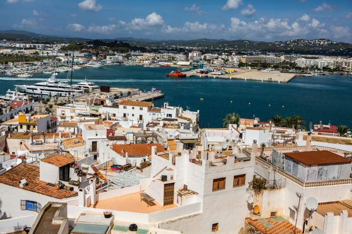Cât costă o vacanță în Ibiza. Distracția e garantată în orașul cu cele mai multe cluburi din Europa