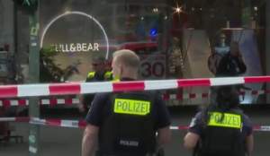 „Trupuri împrăștiate peste tot!”. Un șofer a intrat din plin cu mașina în pietoni, în Germania. Cel puțin o persoană a murit / FOTO