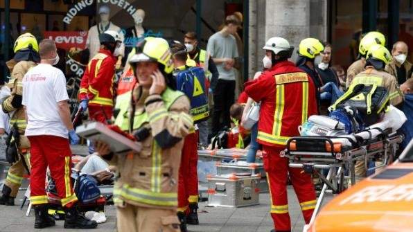 „Trupuri împrăștiate peste tot!”. Un șofer a intrat din plin cu mașina în pietoni, în Germania. Cel puțin o persoană a murit / FOTO