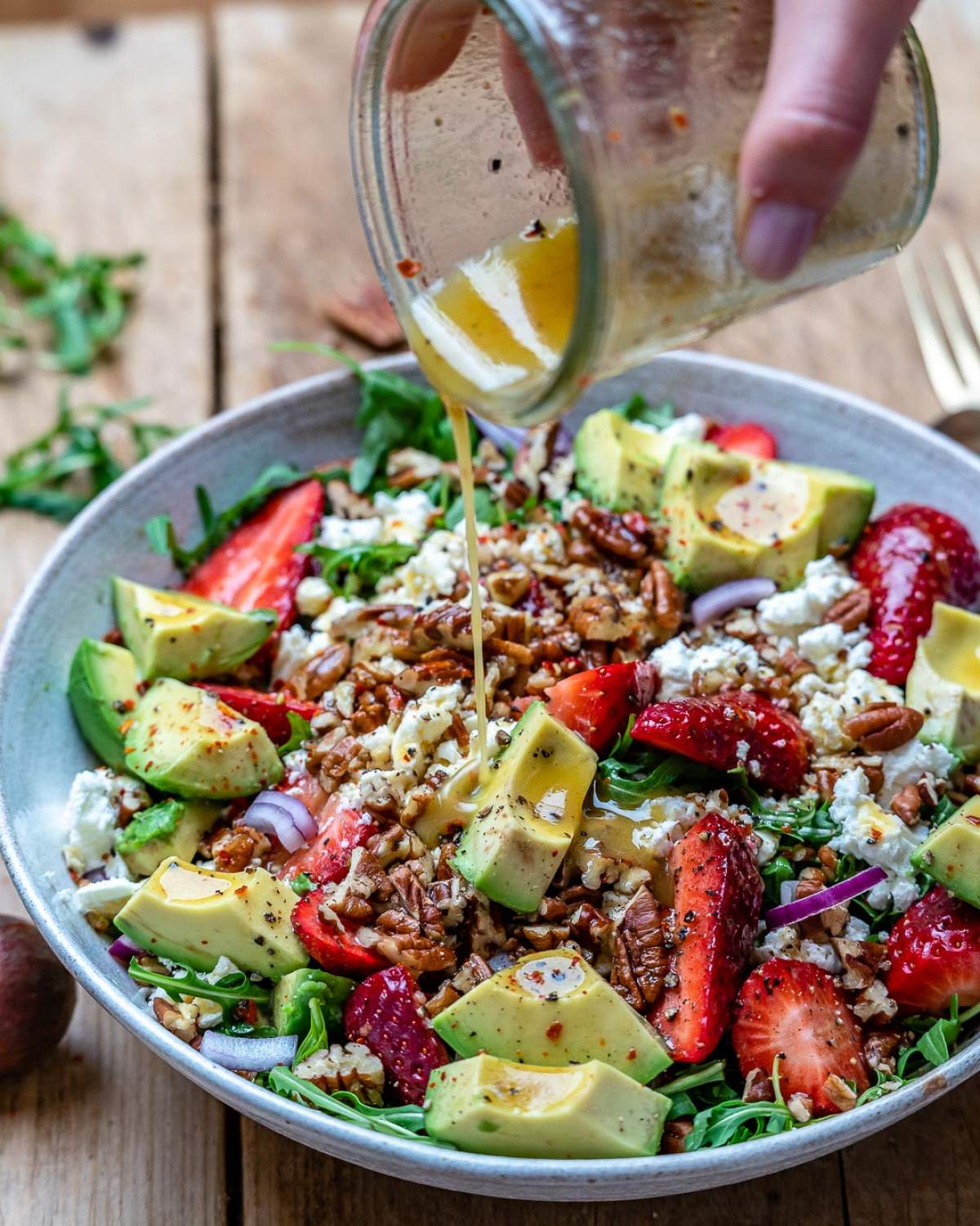 Rețetă de salată cu căpșuni, rucola, nuci și avocado. Un preparat culinar ideal pentru zilele de vară