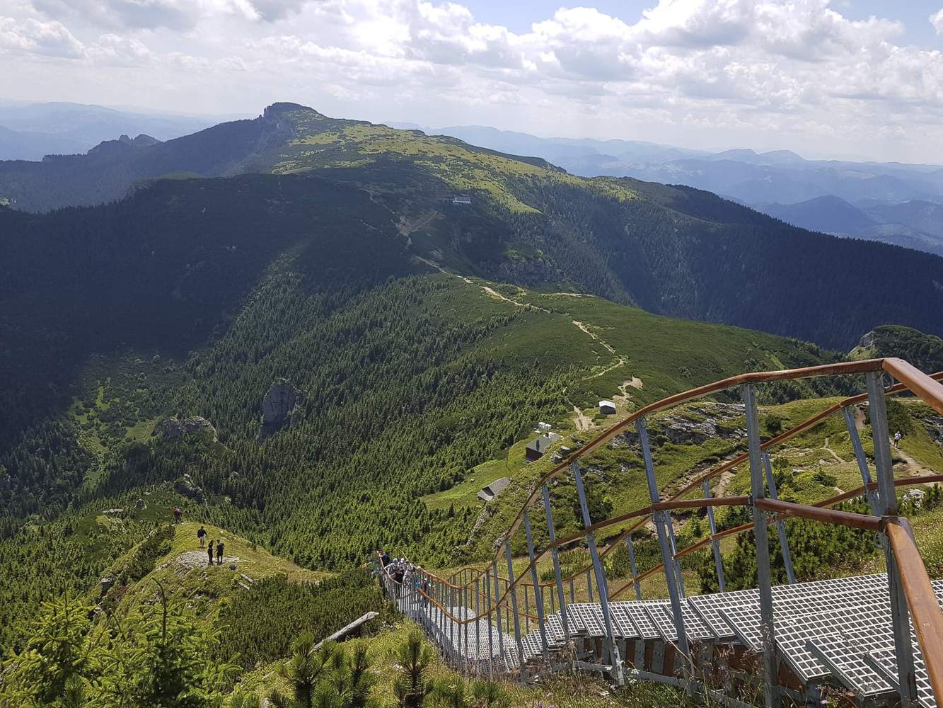 Locul din România unde găsești "Scara spre Cer". Aici muntele se unește cu norii! Unde se află cel mai frumos traseu montan de la noi din țară / FOTO