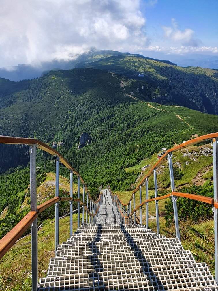 Locul din România unde găsești "Scara spre Cer". Aici muntele se unește cu norii! Unde se află cel mai frumos traseu montan de la noi din țară / FOTO