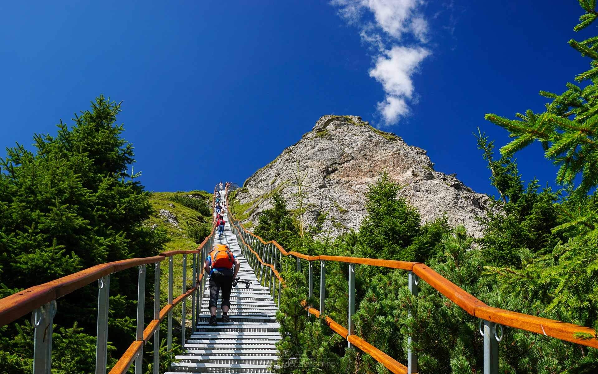 Locul din România unde găsești "Scara spre Cer". Aici muntele se unește cu norii! Unde se află cel mai frumos traseu montan de la noi din țară / FOTO