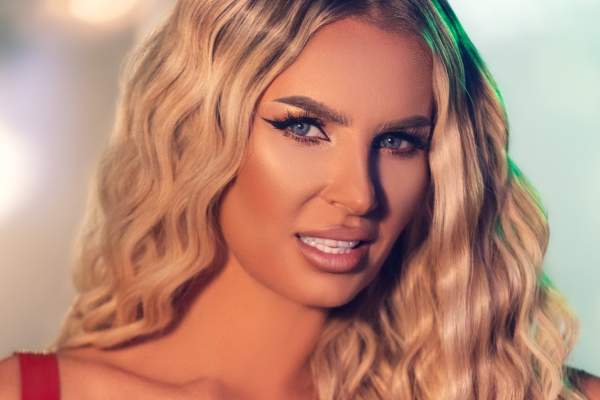 Andreea Bănică și-a lăsat silueta la vedere. Vedeta a dezvăluit care este secretul ei pentru un trup tras pin inel: “Atunci când mănânc ceva dulce…” / FOTO