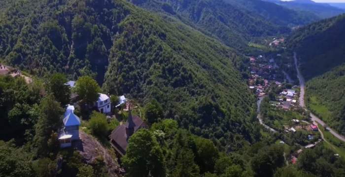 Locul din România unde se găsește mănăstirea asemănătoare cu Schitul Meteora din Grecia. Se află la o altitudine de 880 de metri