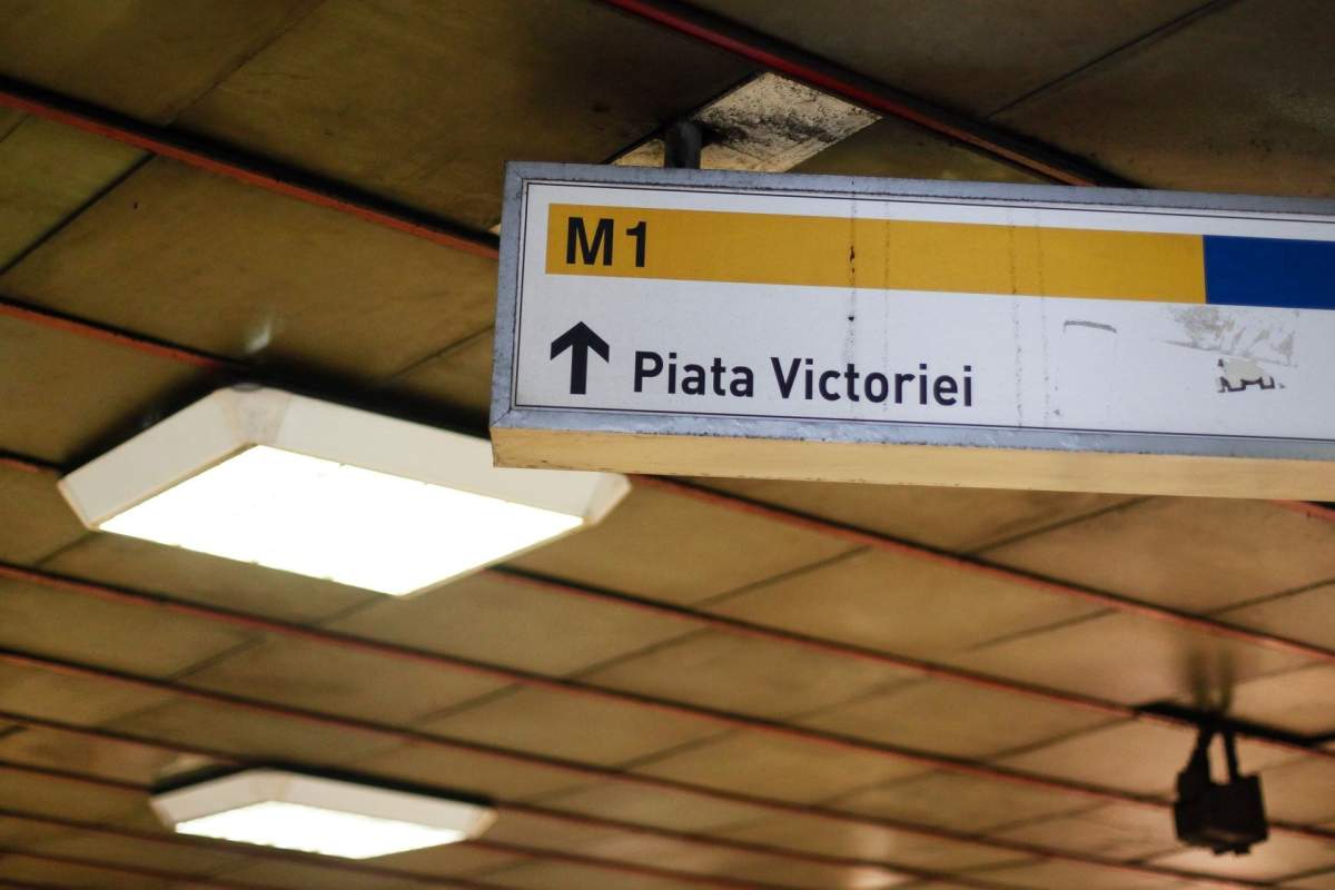 Metrou București Femeia care a căzut în calea de rulare la stația Piața Victoriei a murit. Medicii nu au mai putut face nimic pentru a o salva