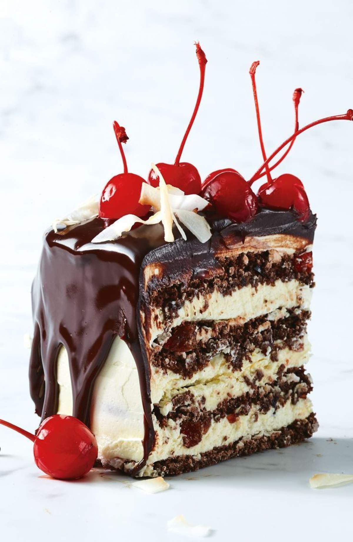 Rețetă tort rapid cu ciocolată, vanilie și cireșe. Un desert delicios cu care vei impresiona invitații