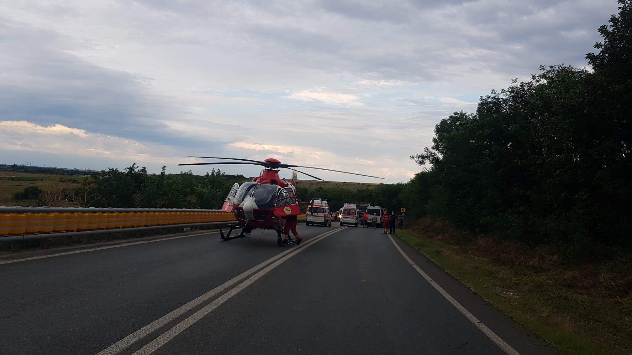 Accident grav pe un drum din Giurgiu, între un microbuz cu pasageri și un autoturism. A fost activat Planul Roşu de intervenţie / FOTO