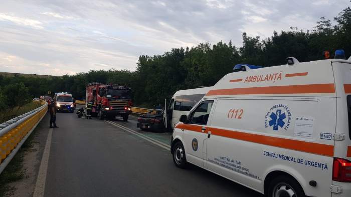 Accident grav pe un drum din Giurgiu, între un microbuz cu pasageri și un autoturism. A fost activat Planul Roşu de intervenţie / FOTO