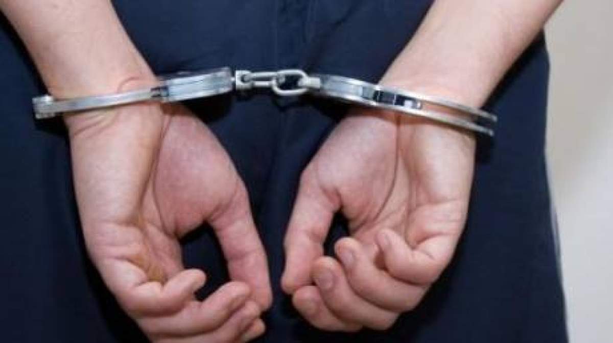 Barbat încătușat Un bărbat din Suceava a spart un magazin și a furat două iaurturi, o pâine și o roșie. Le-a spus polițiștilor că era flămând. Cu ce pedeapsă s-a ales