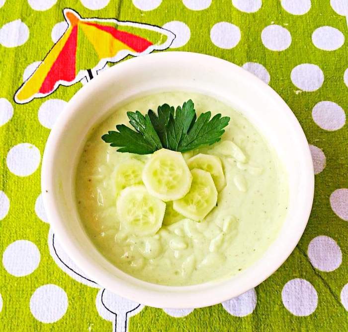 Supă de castraveţi cu avocado şi iaurt. Rețeta ideală pentru sezonul cald