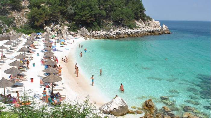 Plajele din Thassos și Halkidiki, în topul preferințelor pentru vacanță. Presa din Grecia scrie: ”Cea mai mare parte a turiștilor străini din Thassos sunt români”