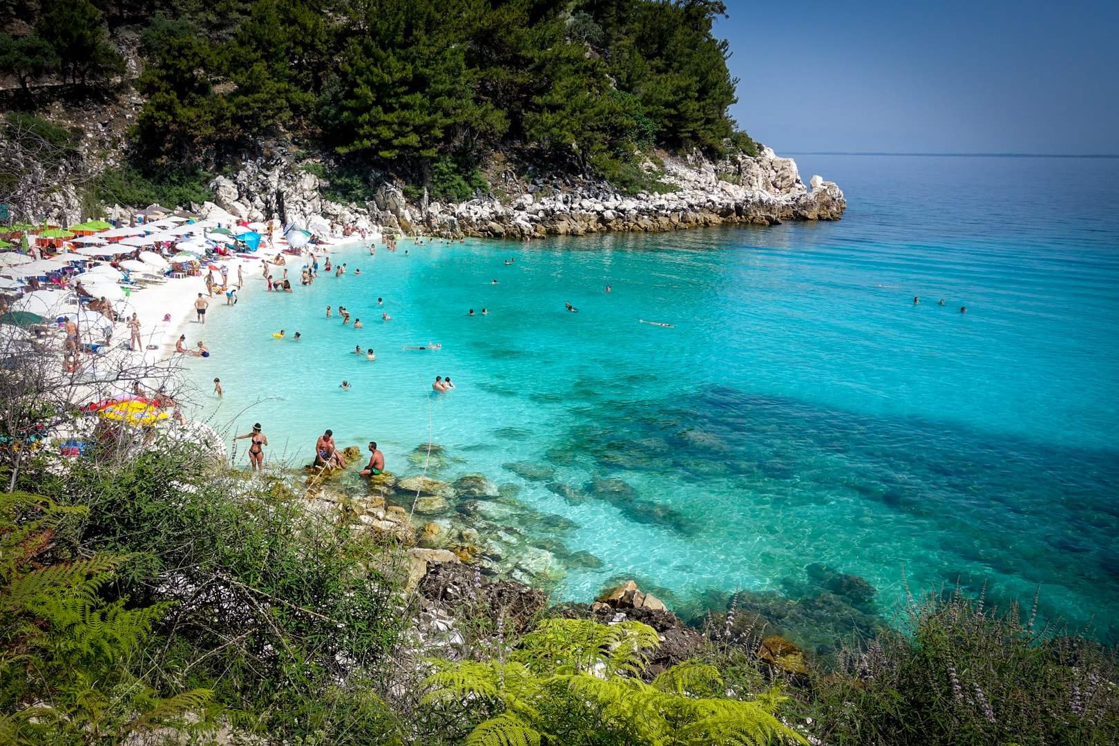 Plaja din Grecia unde românii au dat navală! Mamaia e pustie, dar aici românii se simt ca acasă. Sunt atrași de prețuri și farmecul locului / FOTO