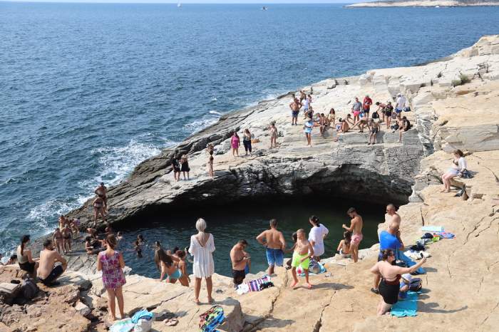 Plaja din Grecia unde românii au dat navală! Mamaia e pustie, dar aici românii se simt ca acasă. Sunt atrași de prețuri și farmecul locului / FOTO