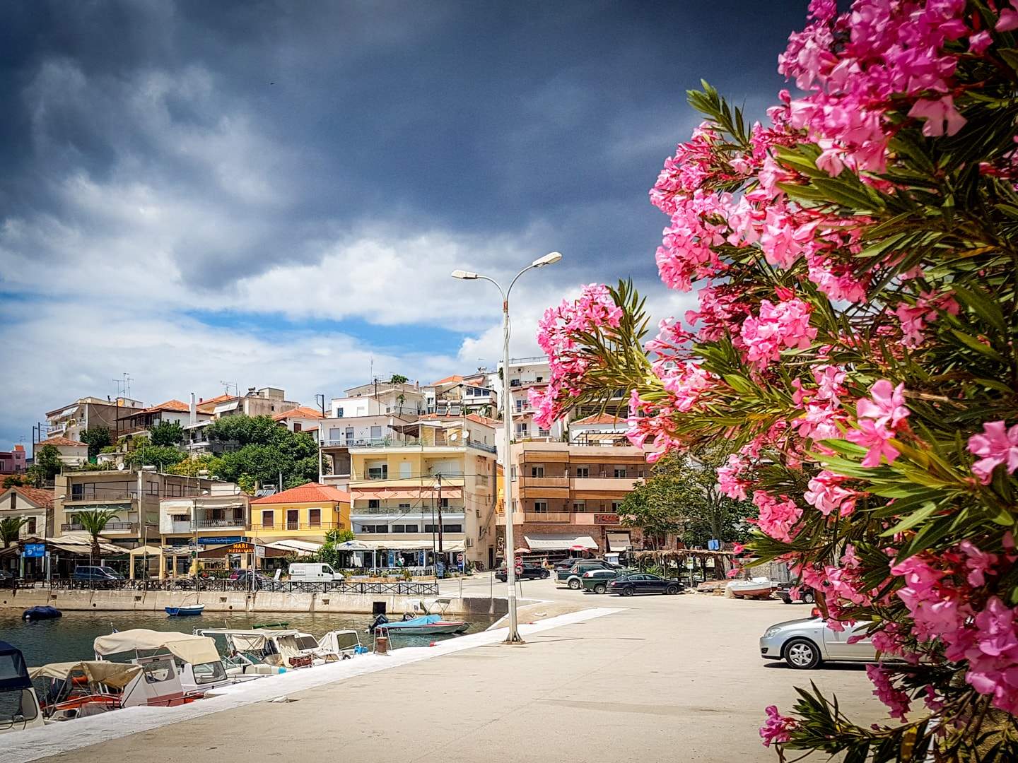 Plaja din Grecia unde românii au dat navală! Mamaia e pustie, dar aici românii se simt ca acasă. Sunt atrași de prețuri și farmecul locului / FOTO