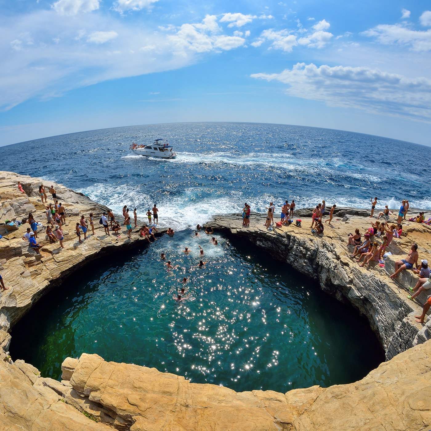 Plaja din Grecia unde românii au dat navală! Mamaia e pustie, dar aici românii se simt ca acasă. Sunt atrași de prețuri și farmecul locului / FOTO