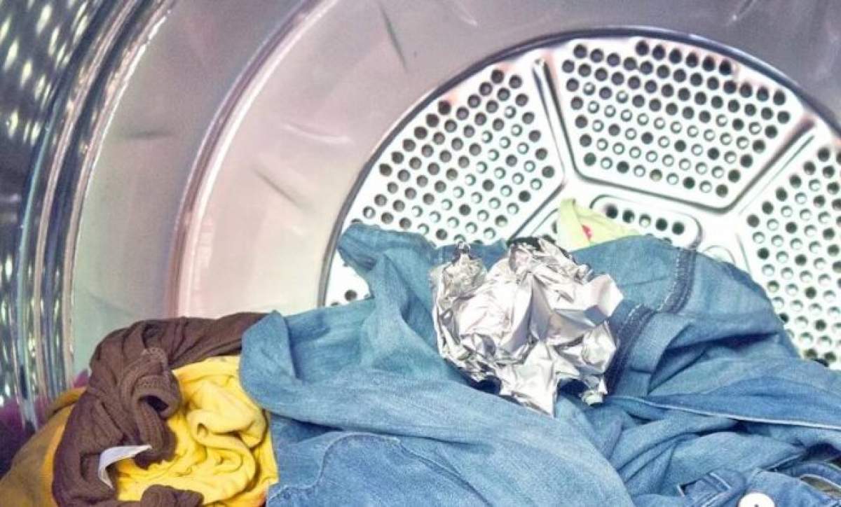 Ce se întâmplă dacă pui folie de aluminiu în mașina de spălat în timp ce speli rufele. Trucul e genial