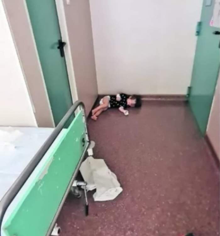 Din cauza căldurii extreme, un copil de 3 ani doarme pe podeaua salonului din Grigore Alexandrescu. Ce spune managerul: „Nu există aer condiționat” / FOTO