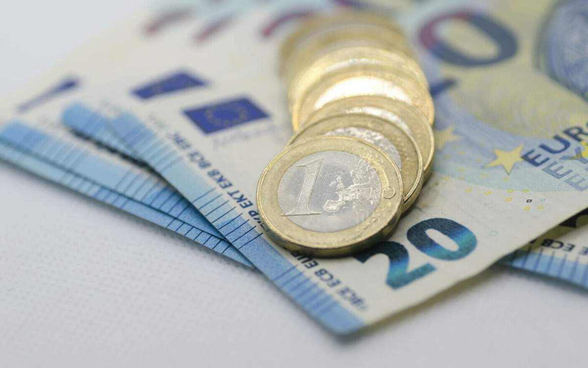 Moneda euro a ajuns la paritate cu dolarul american. Este pentru prima dată în ultimii 20 de ani
