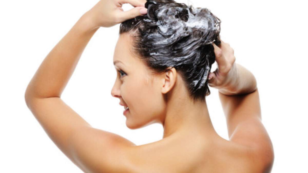 Ce se întâmplă dacă folosești balsam de păr înaintea șamponului. Are efecte uimitoare
