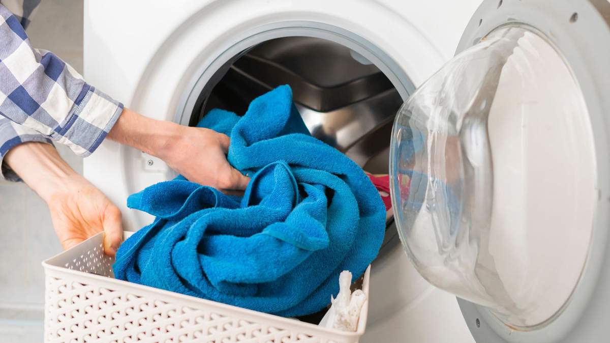 Cum să-ți menții mașina de spălat mereu parfumată. Trucul pe care orice gospodină trebuie să-l știe