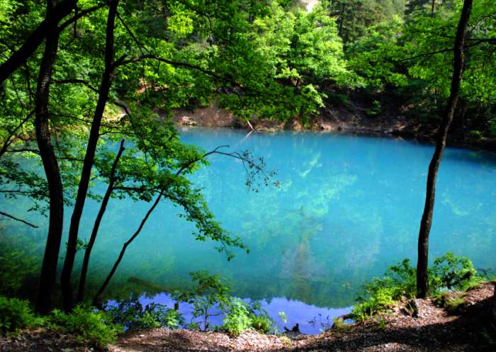 Lacul din România care își schimbă culoarea. E singurul din lume! Ai știut de el?