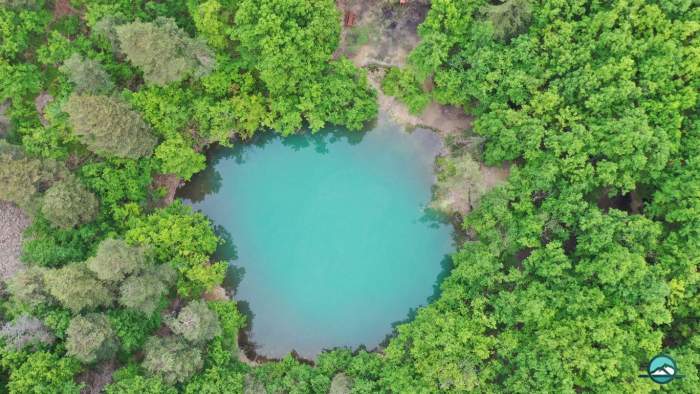 Lacul din România care își schimbă culoarea. E singurul din lume! Ai știut de el?