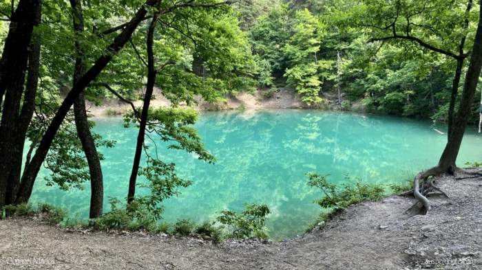 Lacul din România care își schimbă culoarea. E singurul din lume! Ai știut de el?