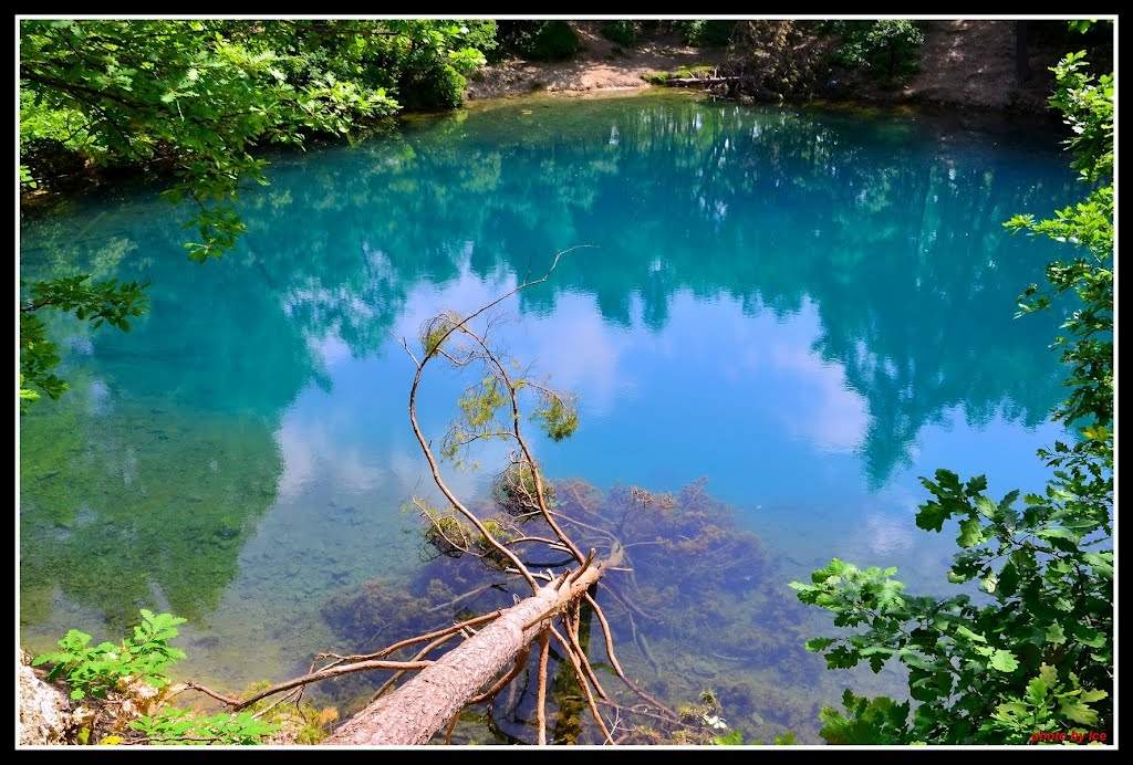 Lacul din România care își schimbă culoarea. E singurul din lume! Ai știut de el?