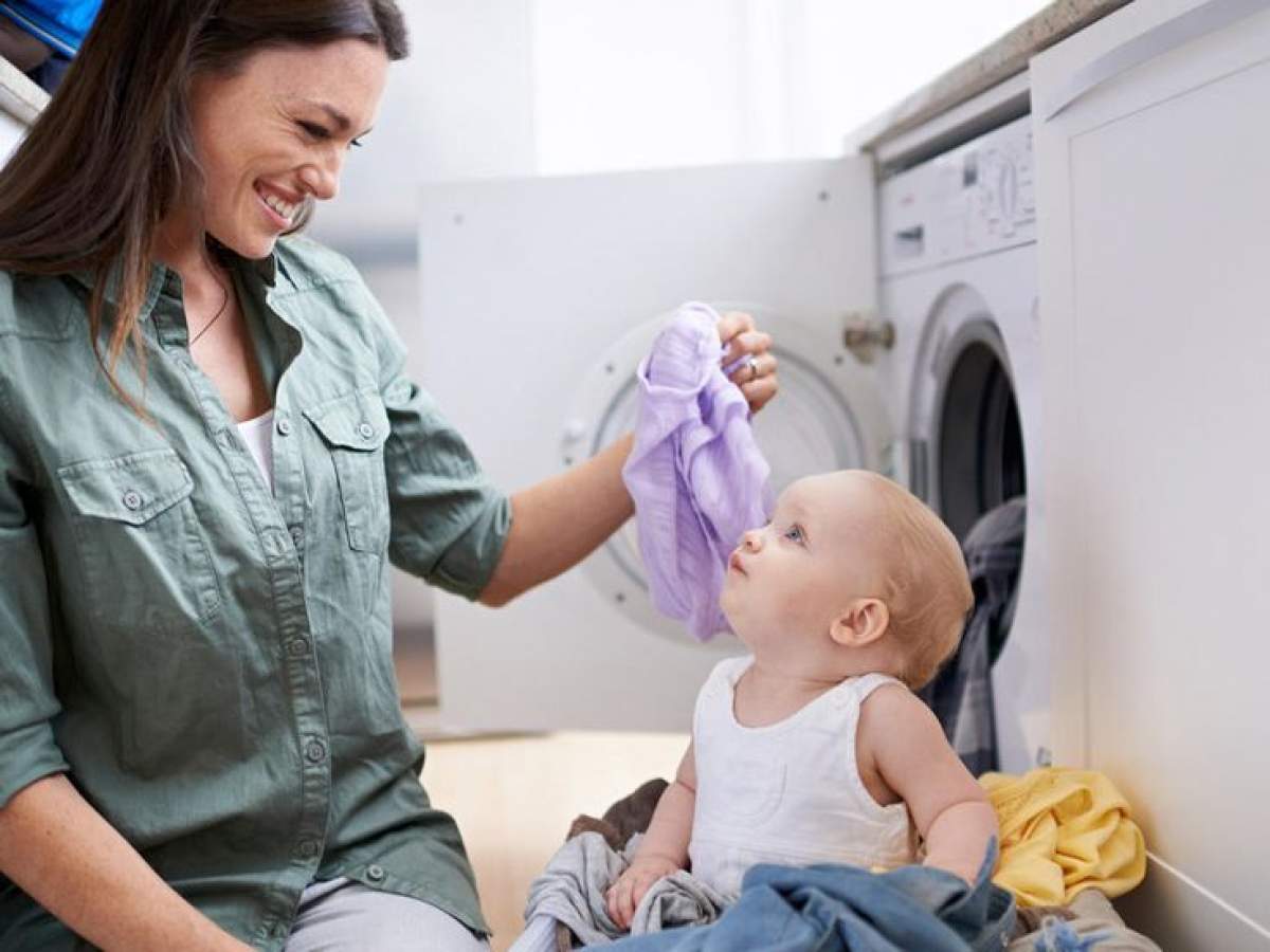 La ce temperatură e bine să bagi la mașina de spălat hainele bebelușului. Detaliile de care trebuie să ții cont
