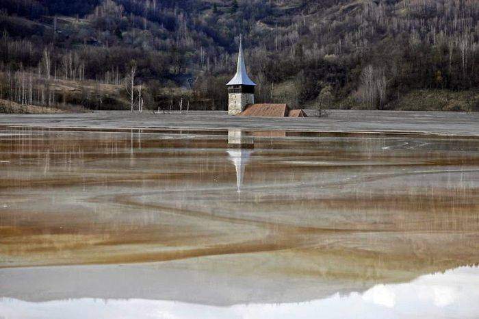 Lacul din România care "a înghițit" un sat. Peste 300 de familii locuiau în zonă
