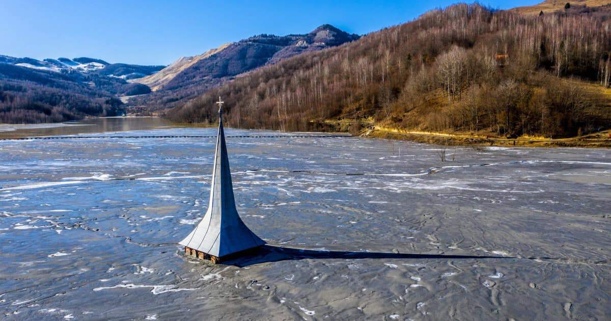 Lacul din România care "a înghițit" un sat. Peste 300 de familii locuiau în zonă