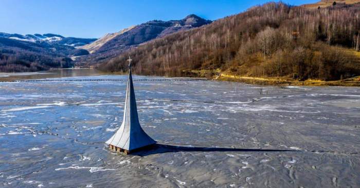 Lacul din România care "a înghițit" un sat. Peste 300 de familii locuiau în zonă