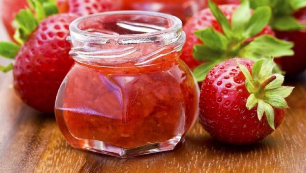 Nu mai trebuie să stai cu orele în fața aragazului Dulceață de căpșuni la cuptor. Rețeta simplă a unui desert gustos