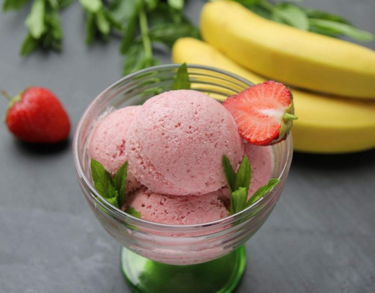 Înghețată de căpșuni cu iaurt și banane. Rețeta unui desert răcoritor, ideal pentru zilele de vară