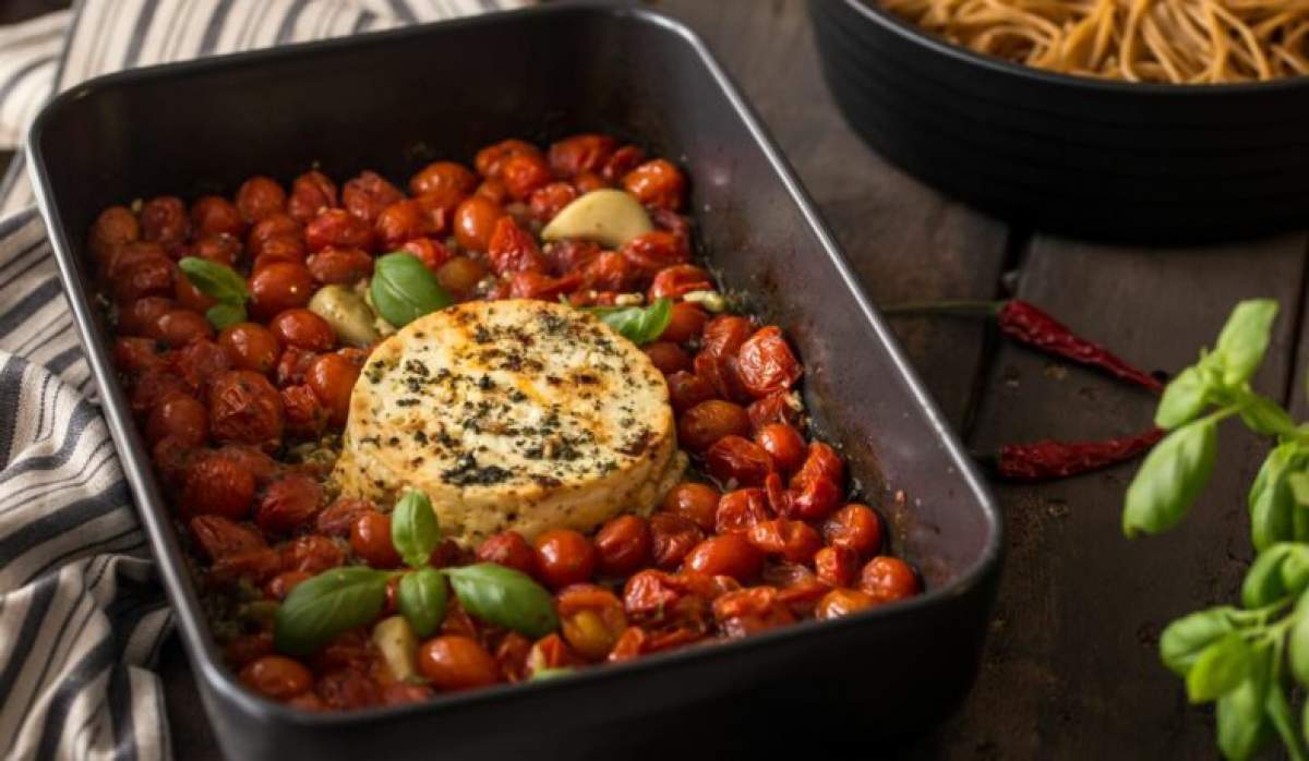 Se face în mai puțin de 30 de minute! Paste cu roșii și brânză feta la cuptor! O rețetă simplă și gustoasă pentru sezonul cald