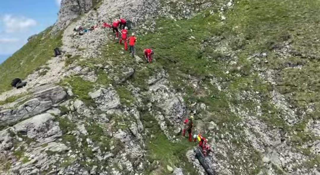 Turistul care a murit ieri, în Masivul Bucegi, era portughez. Bărbatul a rămas în urmă, să facă poze, atunci când a fost lovit de fulger / FOTO