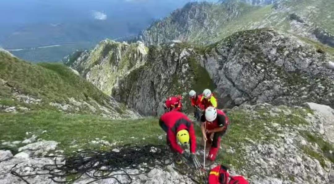 Turistul care a murit ieri, în Masivul Bucegi, era portughez. Bărbatul a rămas în urmă, să facă poze, atunci când a fost lovit de fulger / FOTO