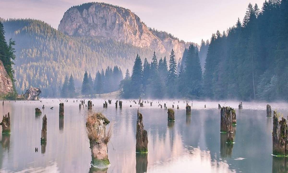 Lacul "sinucigaș" din România. De ce apele devin roșii și ce legendă sinistră ascunde / FOTO