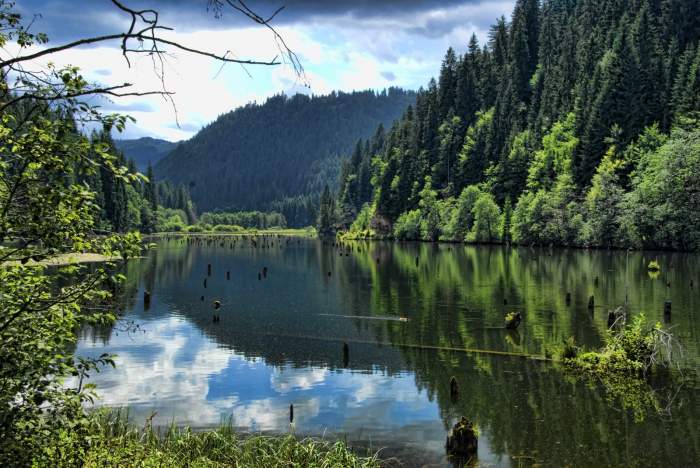 Lacul "sinucigaș" din România. De ce apele devin roșii și ce legendă sinistră ascunde / FOTO