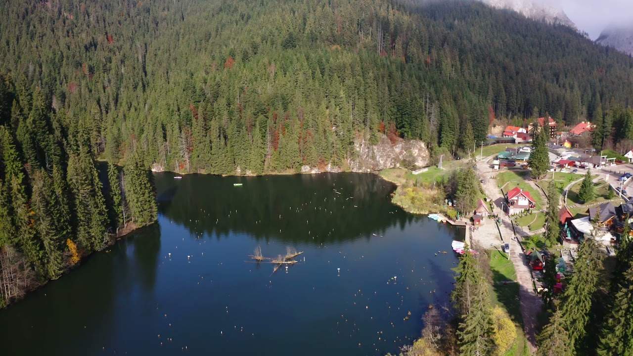 Lacul "sinucigaș" din România. De ce apele devin roșii și ce legendă sinistră ascunde / FOTO